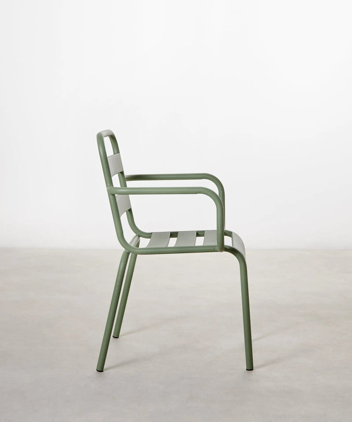 Chaise en métal d’extérieur avec accoudoirs Bora