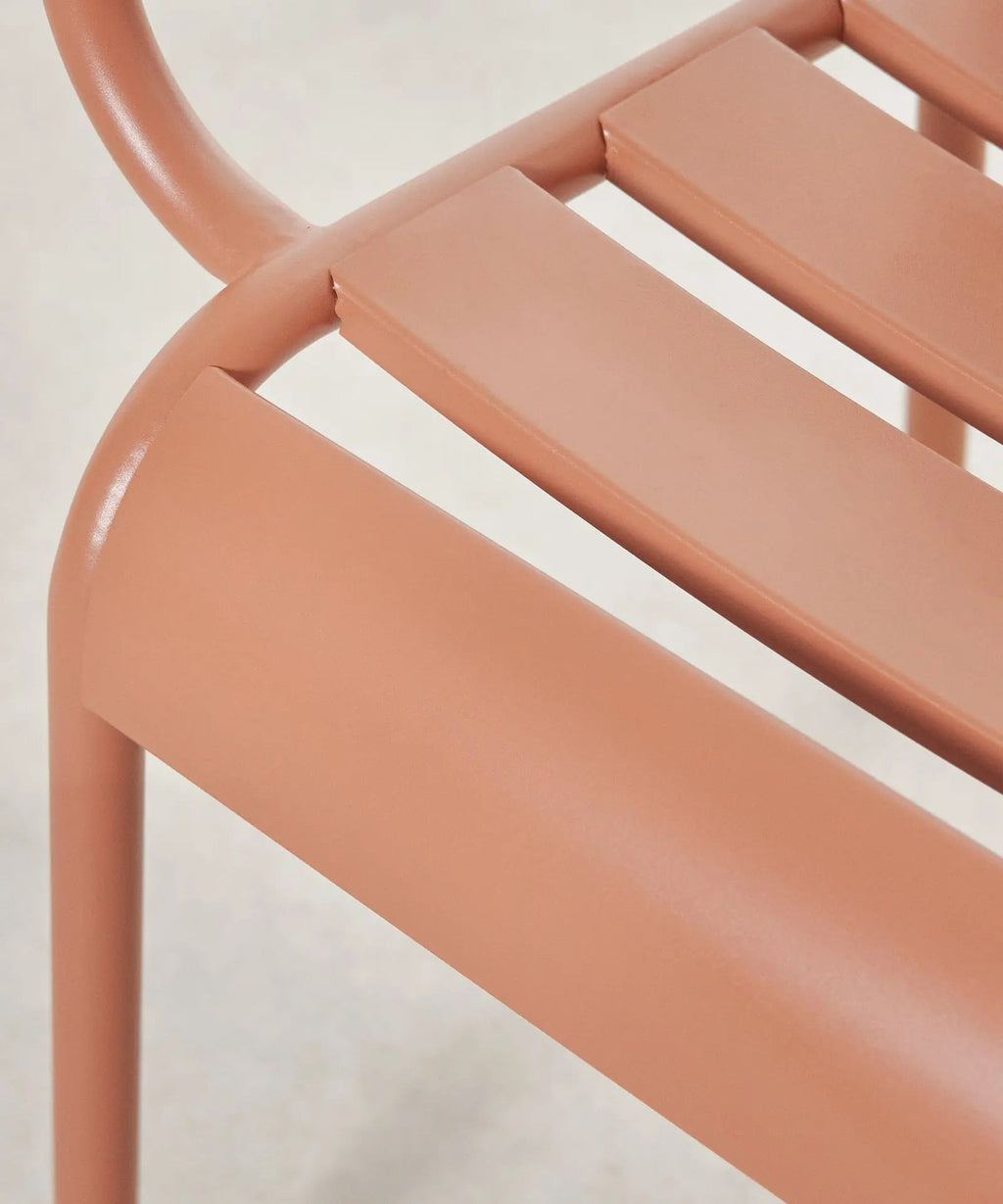 Chaise en métal d’extérieur avec accoudoirs Bora