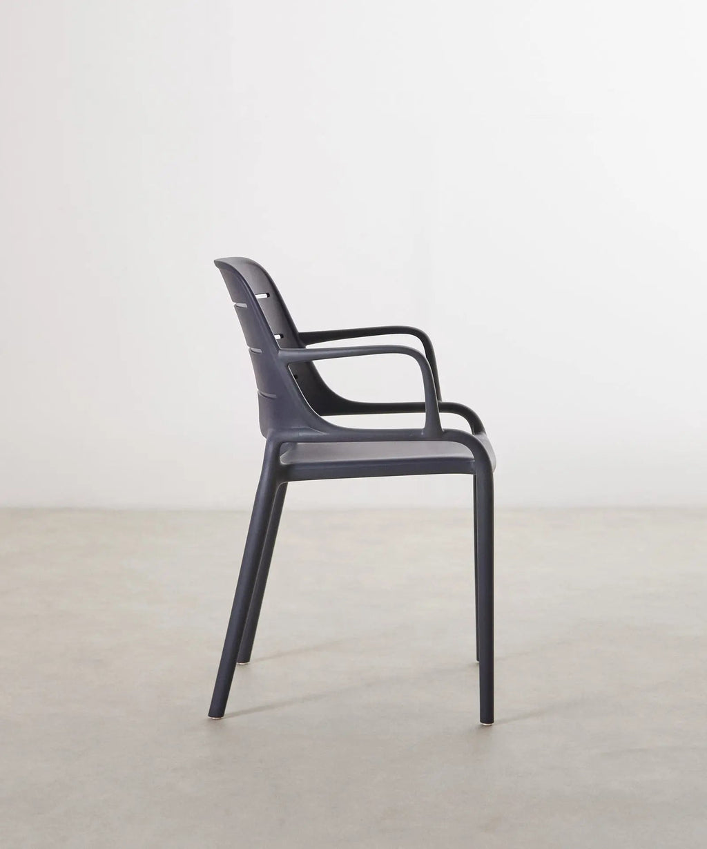 Chaise empilable en polypropylène avec accoudoirs Mila