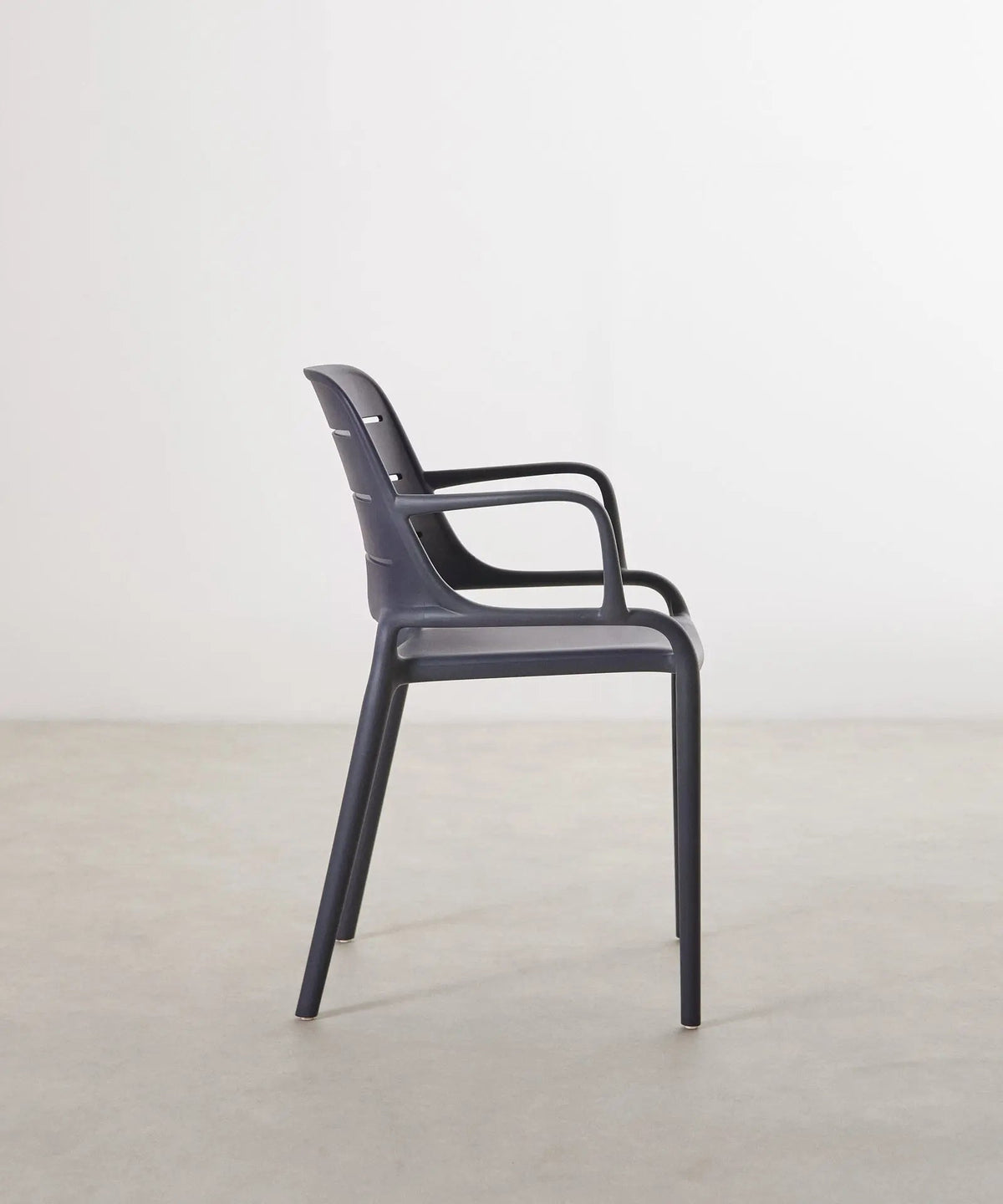 Chaise empilable en polypropylène avec accoudoirs Mila