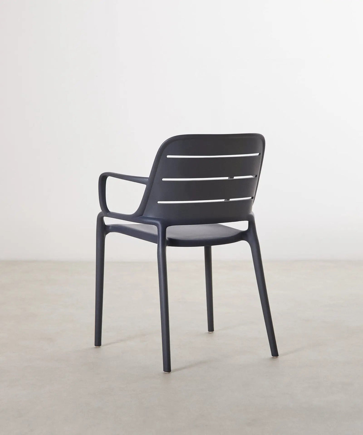 Chaise empilable en polypropylène avec accoudoirs Mila