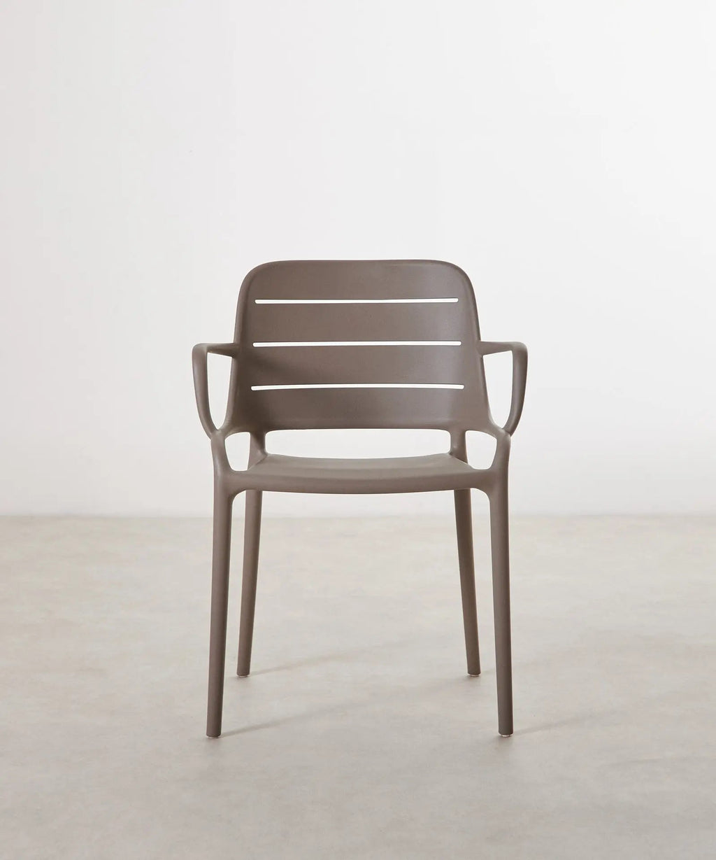 Chaise empilable en polypropylène avec accoudoirs Mila