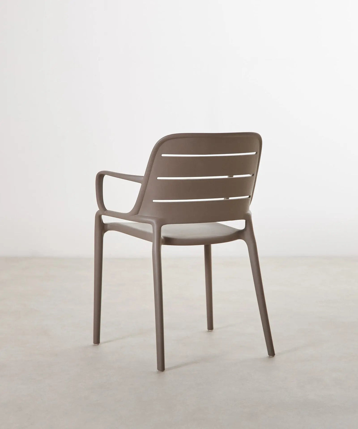 Chaise empilable en polypropylène avec accoudoirs Mila
