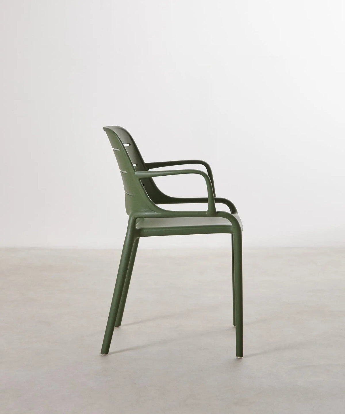 Chaise empilable en polypropylène avec accoudoirs Mila
