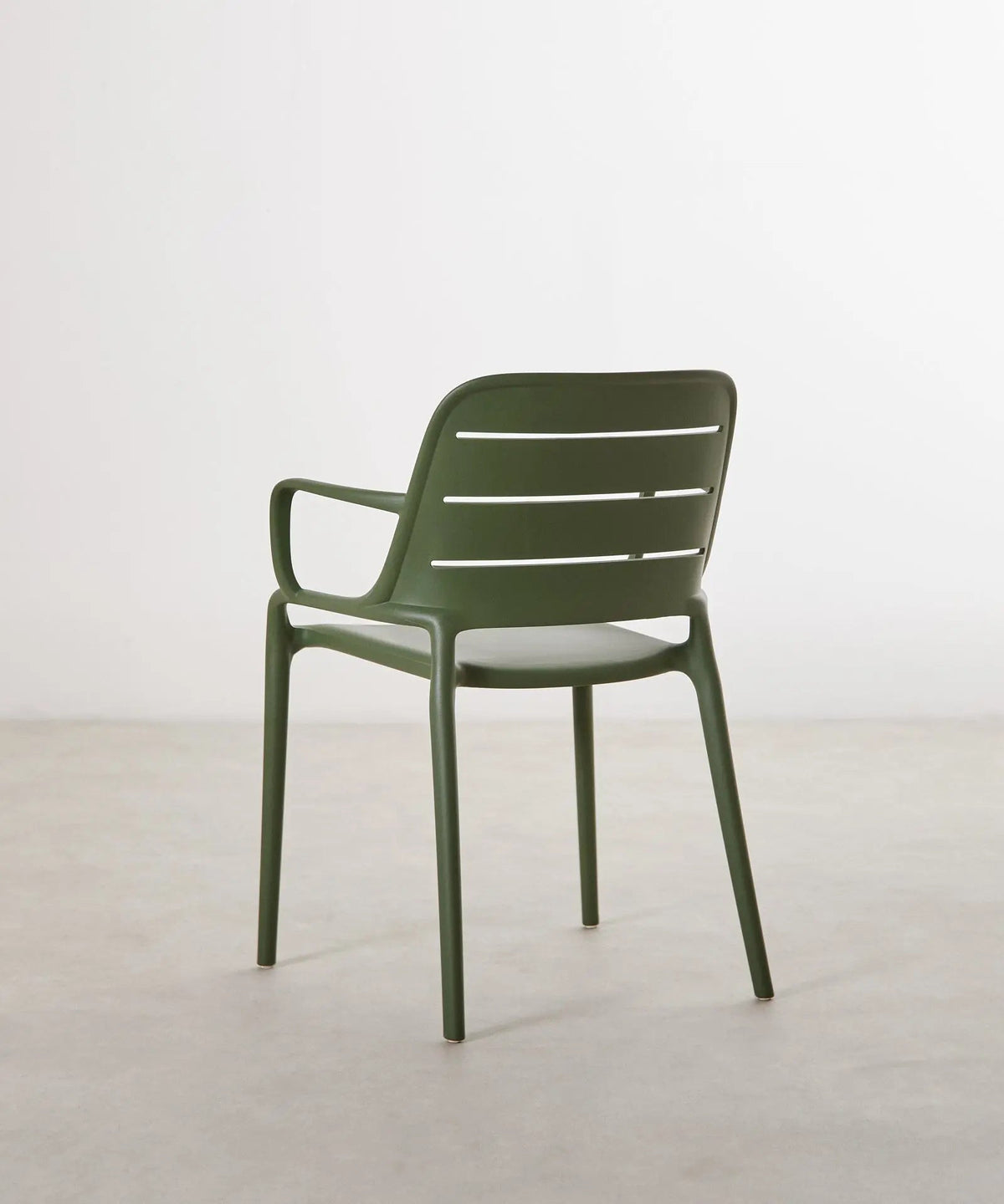 Chaise empilable en polypropylène avec accoudoirs Mila