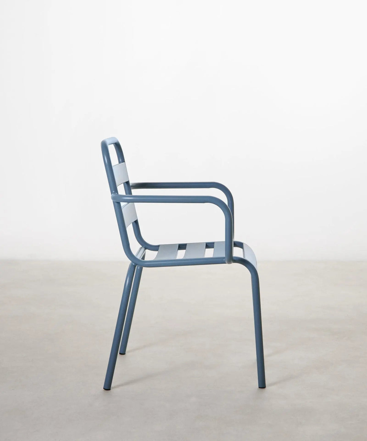 Chaise en métal d’extérieur avec accoudoirs Bora