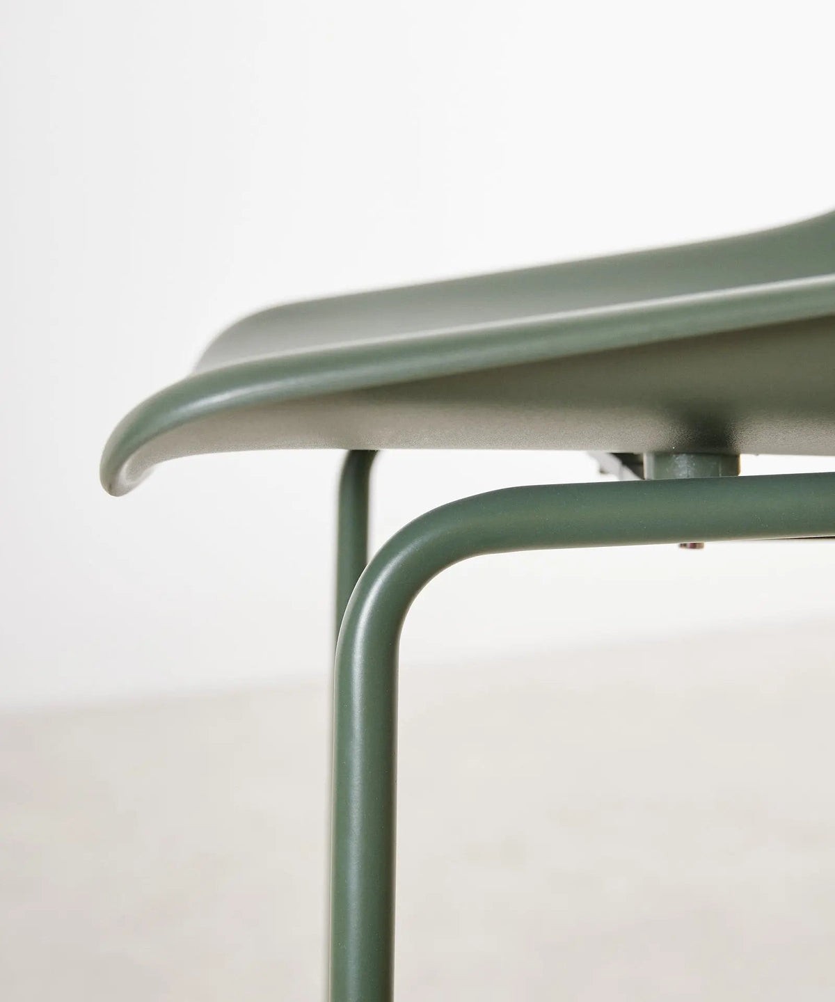 Tabouret en polypropylène et métal Veko